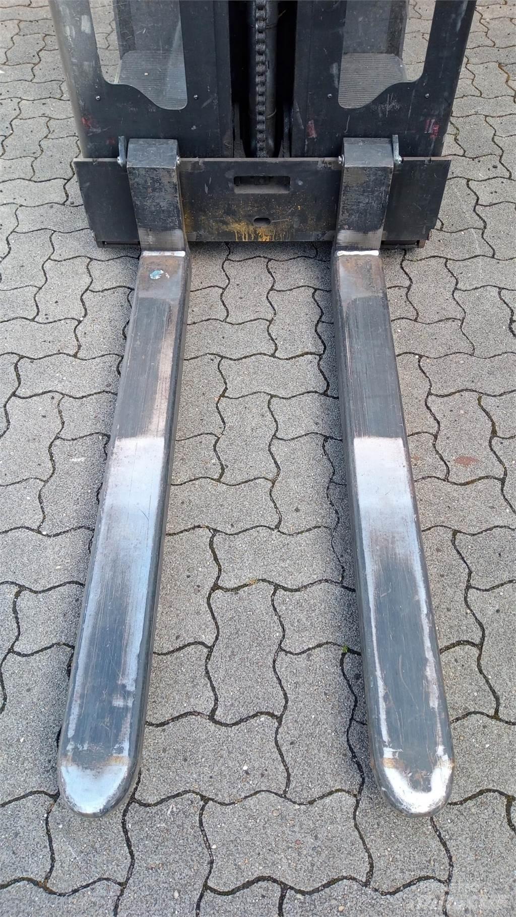 Toyota OSE100 Pallettruck met meerij platform