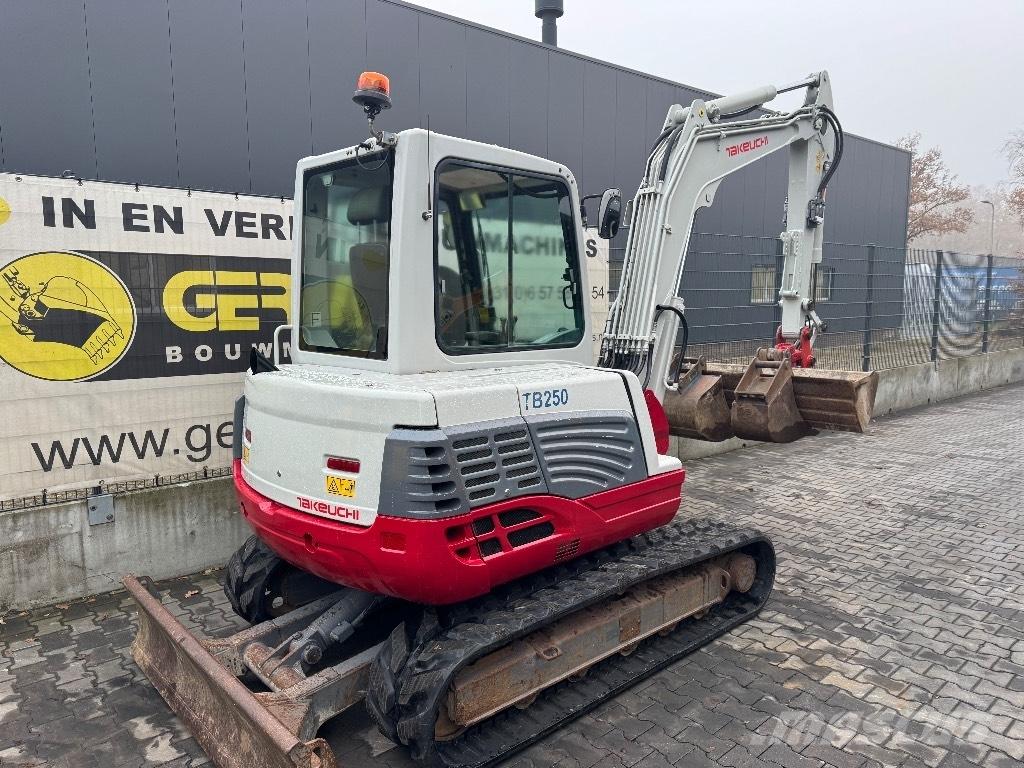 Takeuchi TB 250 Minigraafmachines < 7t