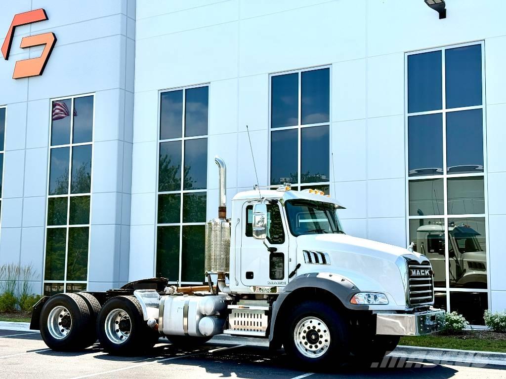 Mack GU 813 Trekkers