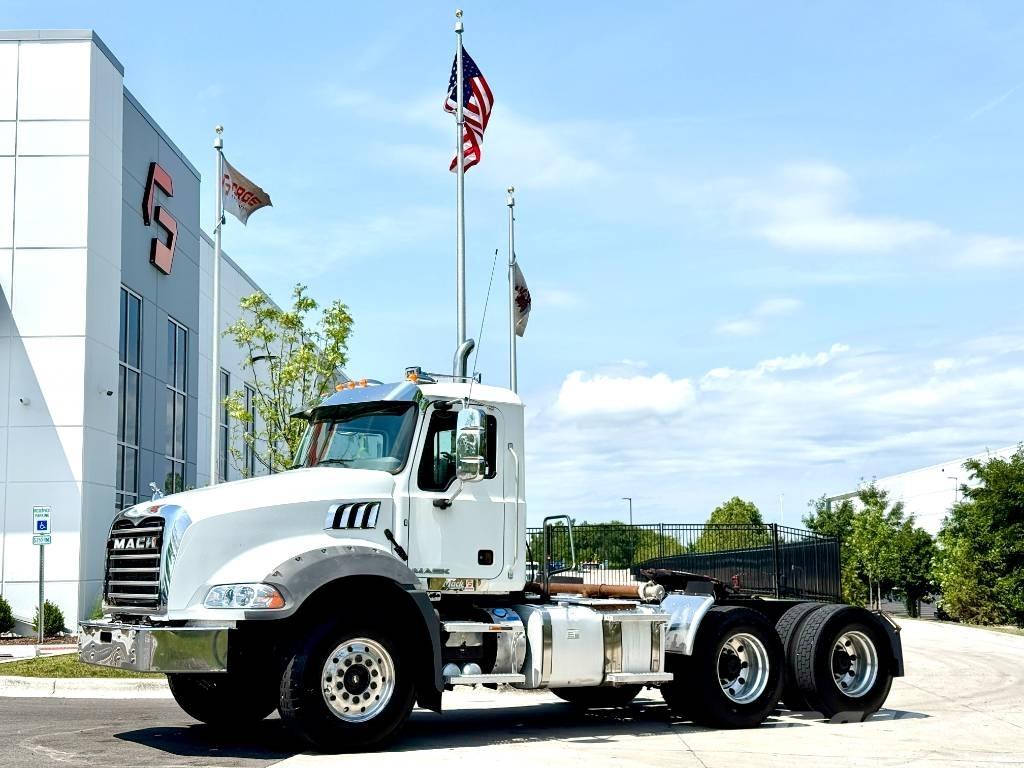 Mack GU 813 Trekkers
