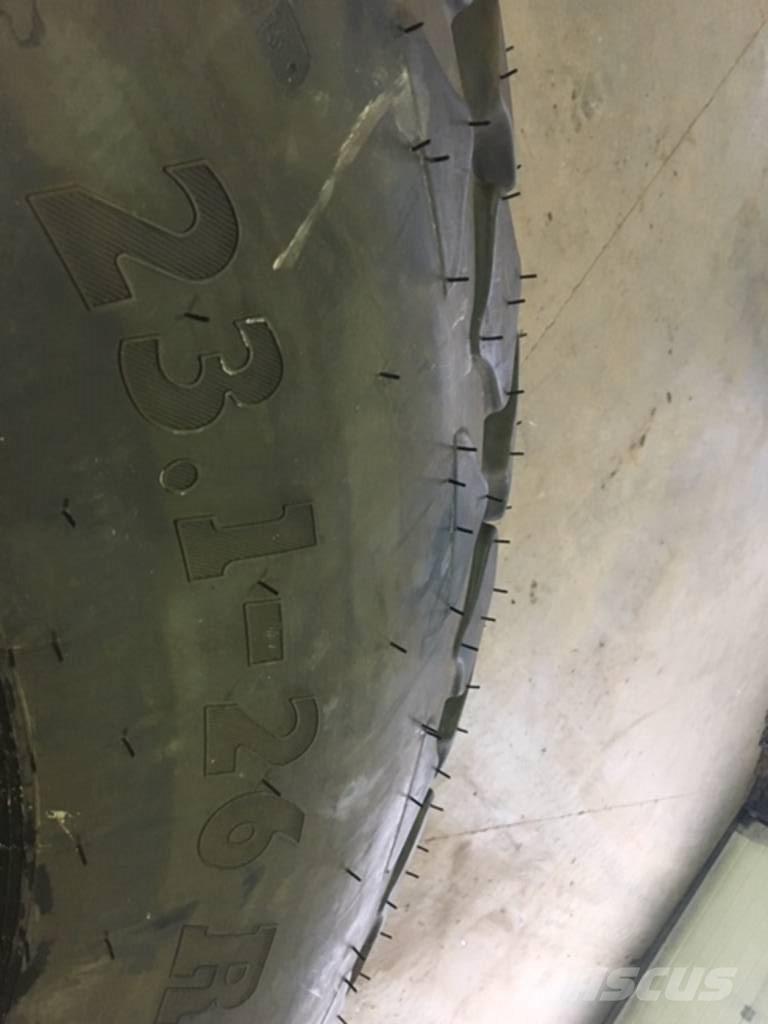 SWT 23.1 - 26 Banden, wielen en velgen