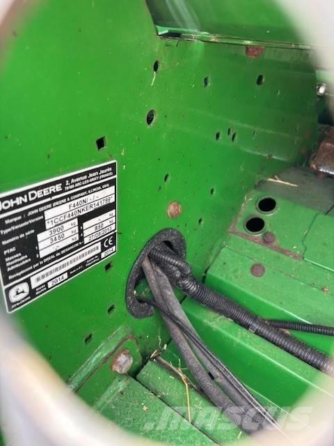 John Deere F 440 R Ronde-balenpersen