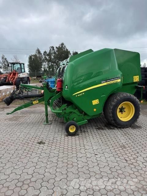 John Deere F 440 R Ronde-balenpersen