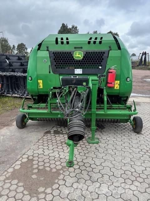 John Deere F 440 R Ronde-balenpersen
