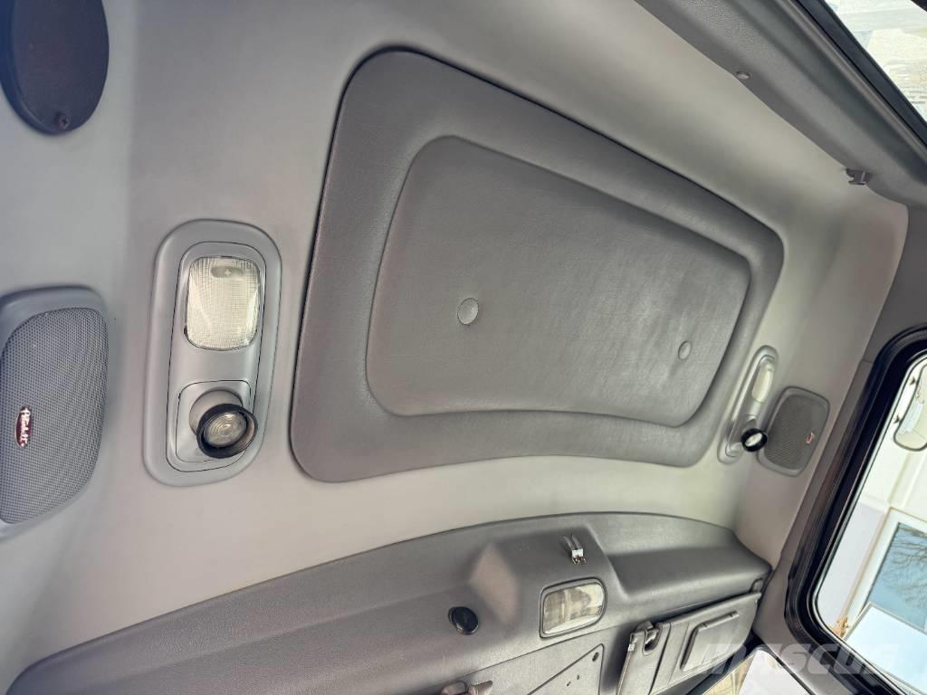 Peterbilt 389 Trekkers