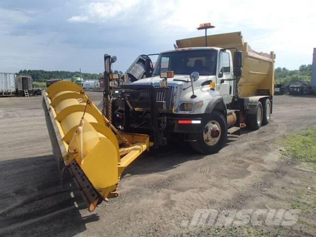 International 7400 Sneeuwschuivers en -ploegen