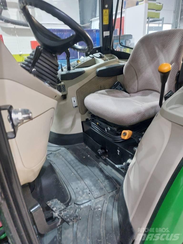 John Deere 3046 R Tractoren