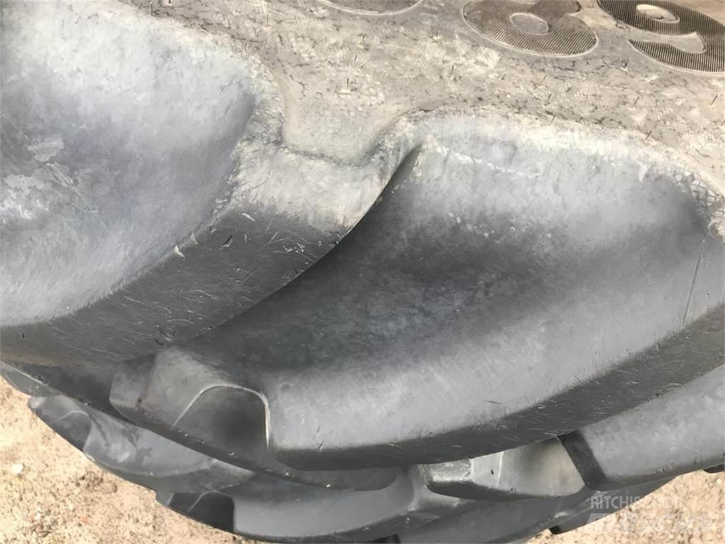 Mitas 680/80R42 Banden, wielen en velgen