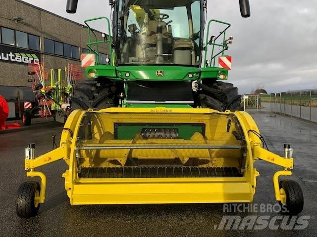 John Deere 8200 i Zelfrijdende veldhakselaars