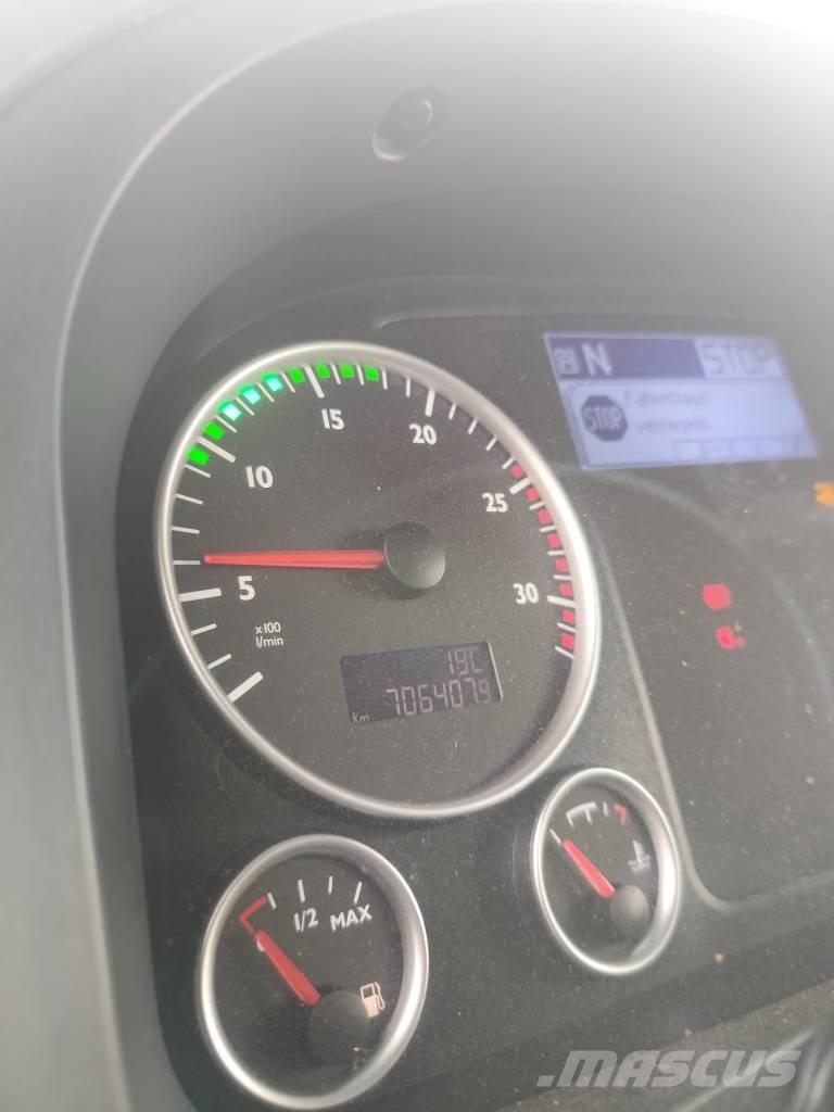 MAN TGX 26.440 Vrachtwagen met vlakke laadvloer en lier