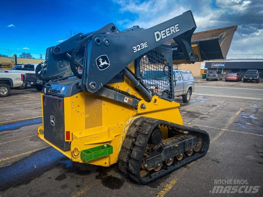 John Deere 323 E Schrankladers