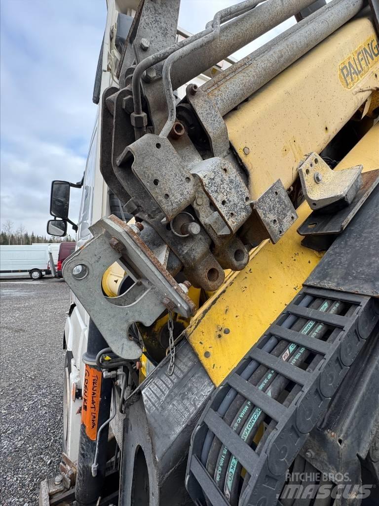Volvo FH 13 6x2 Vlakke laadvloer met kraan