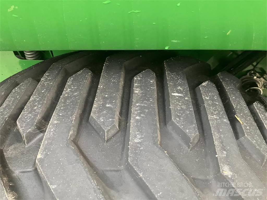 John Deere V461R Ronde-balenpersen