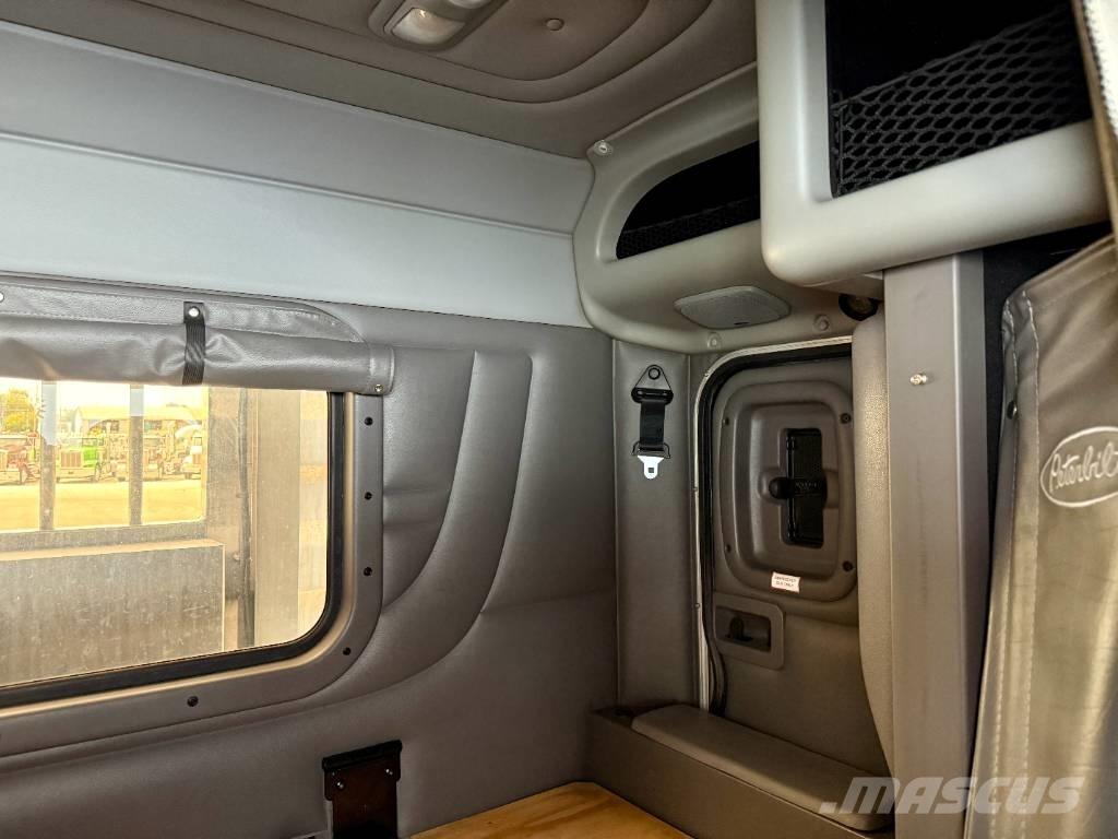 Peterbilt 389 Trekkers