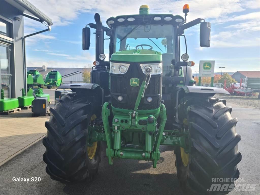 John Deere 6215R Tractoren