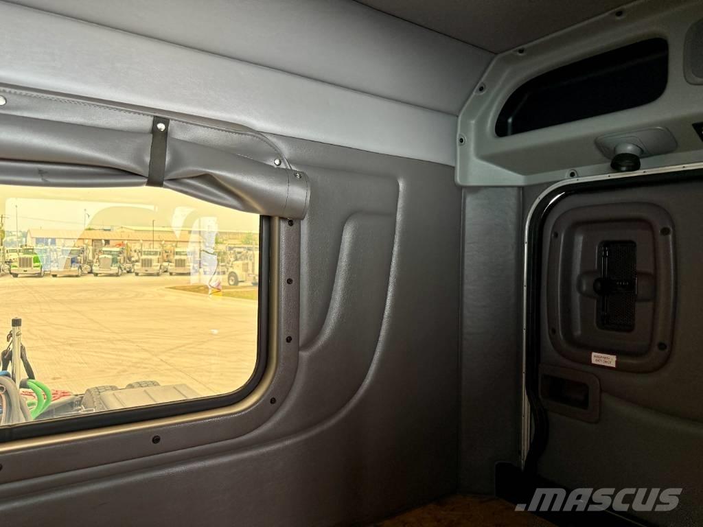 Peterbilt 389 Trekkers