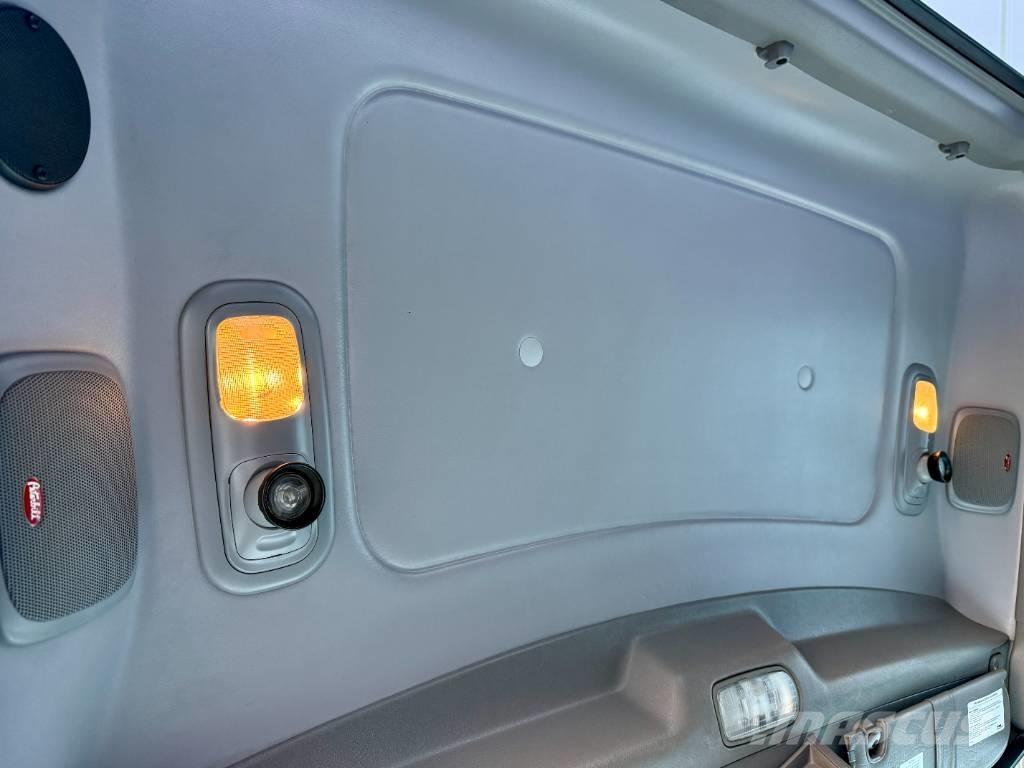 Peterbilt 389 Trekkers