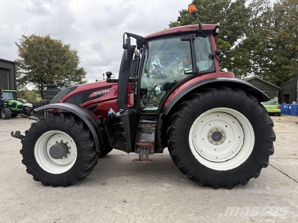 Valtra T174 Versu Tractoren