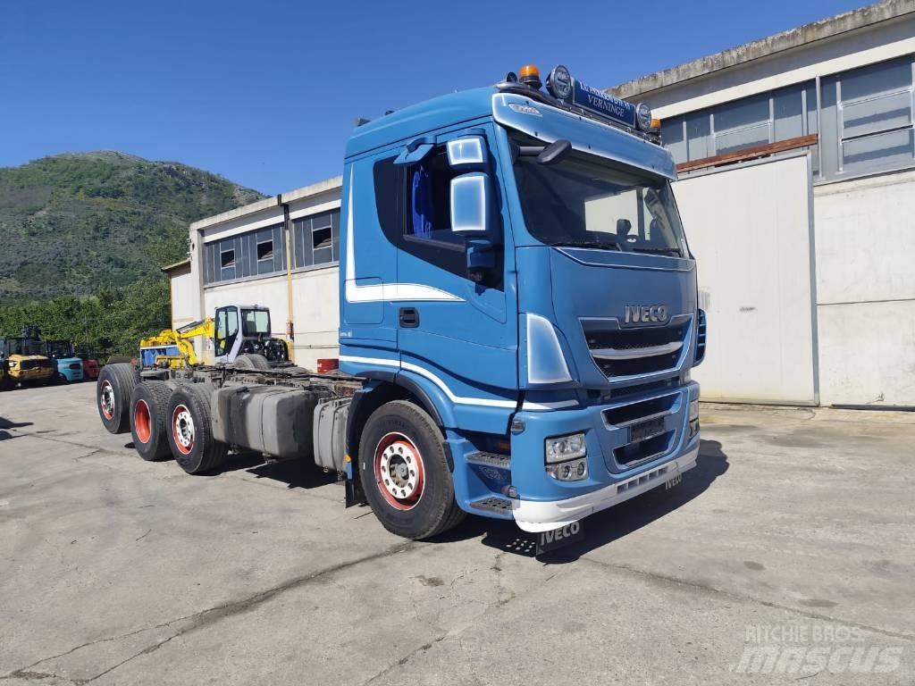 Iveco Stralis 320S50 Vrachtwagen met vlakke laadvloer en lier