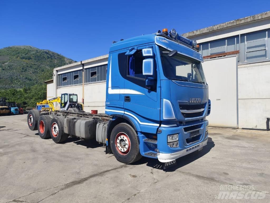 Iveco Stralis 320S50 Vrachtwagen met vlakke laadvloer en lier