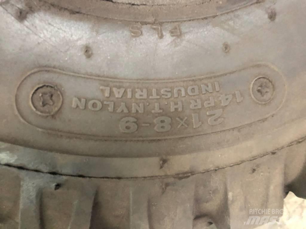 Bridgestone 21x8-9 Banden, wielen en velgen