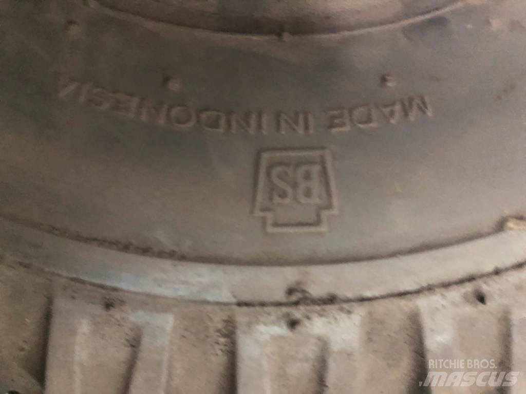 Bridgestone 21x8-9 Banden, wielen en velgen