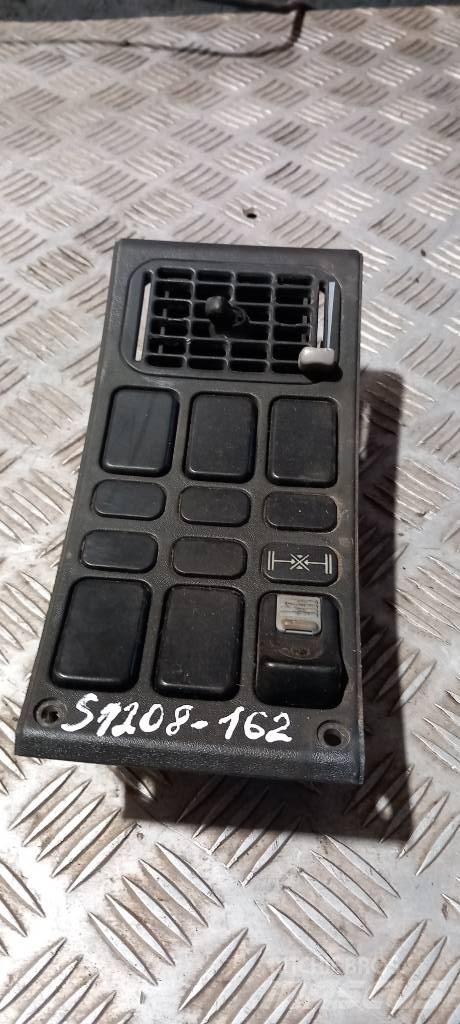 Scania 94 D.   1110904 Cabine en interieur