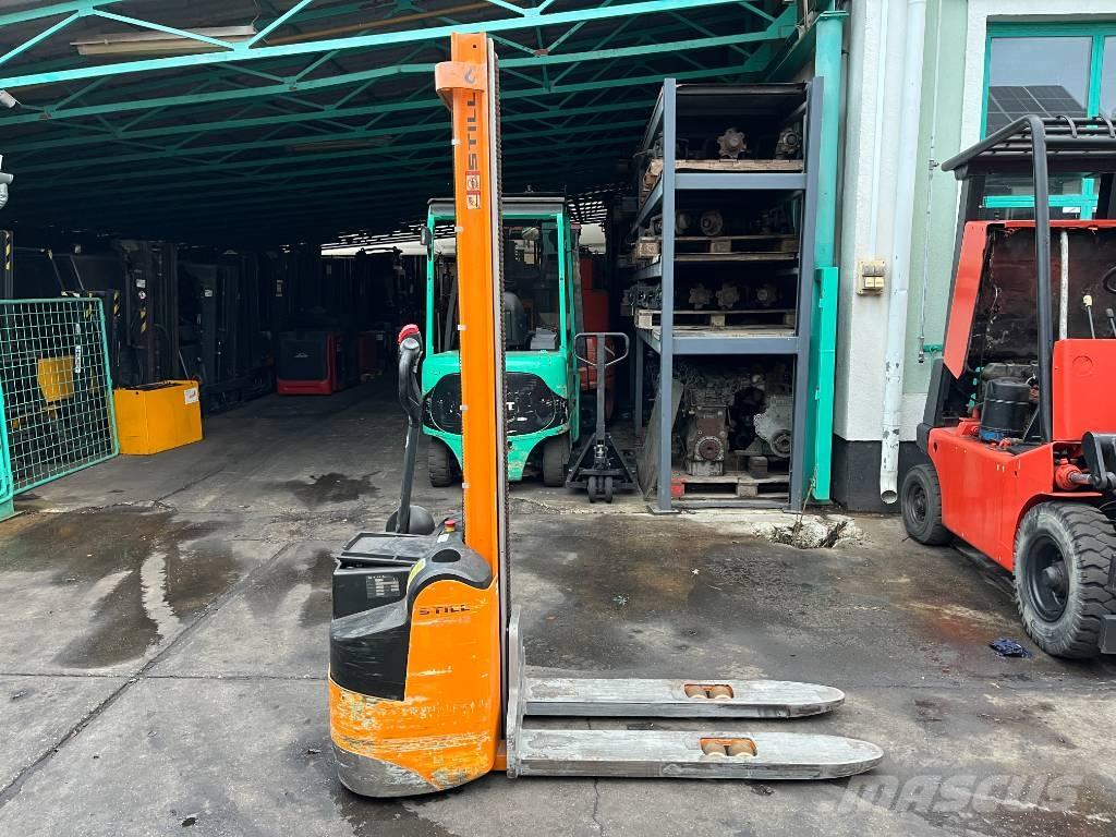 Still EGV12    V-4251 Zelfrijdende stapelaars