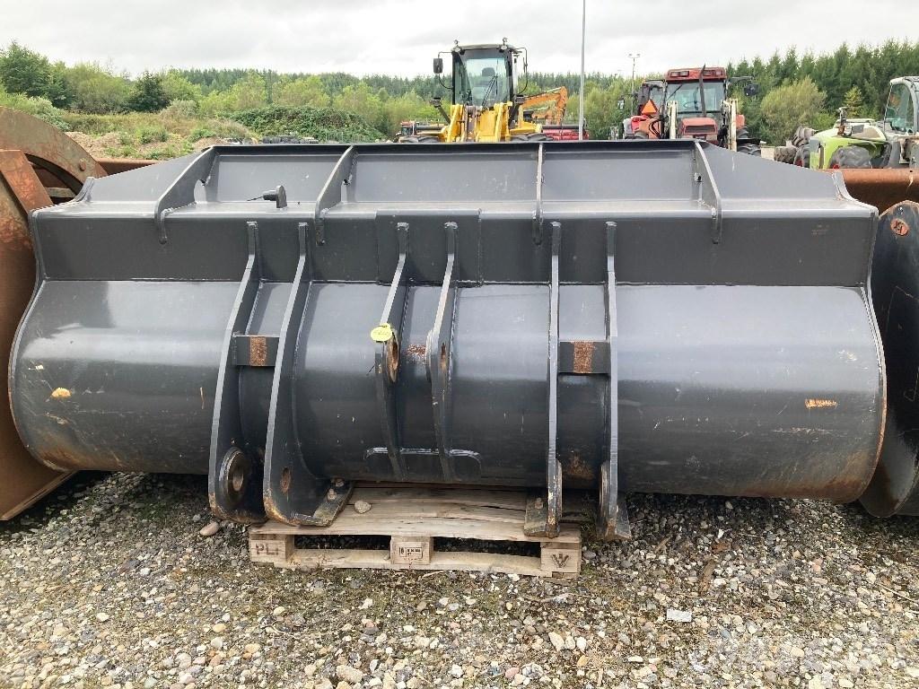 CASE 821 Skovl Wielladers