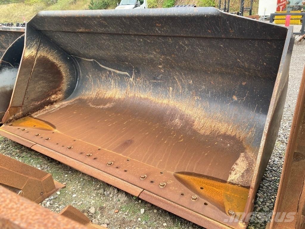CASE 821 Skovl Wielladers