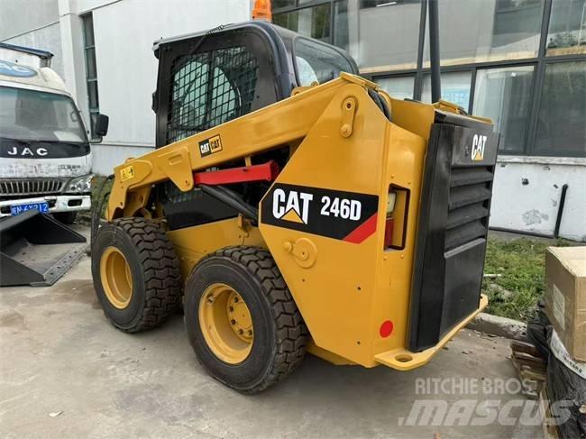 CAT 246 D Schrankladers