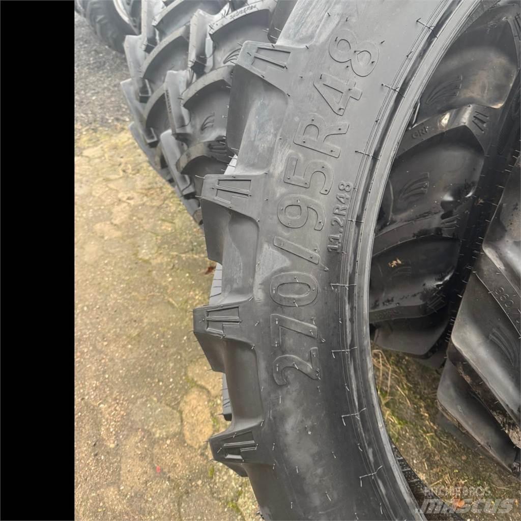  270/95R48 *GRI* Banden, wielen en velgen
