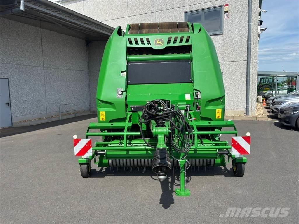 John Deere V451M Ronde-balenpersen