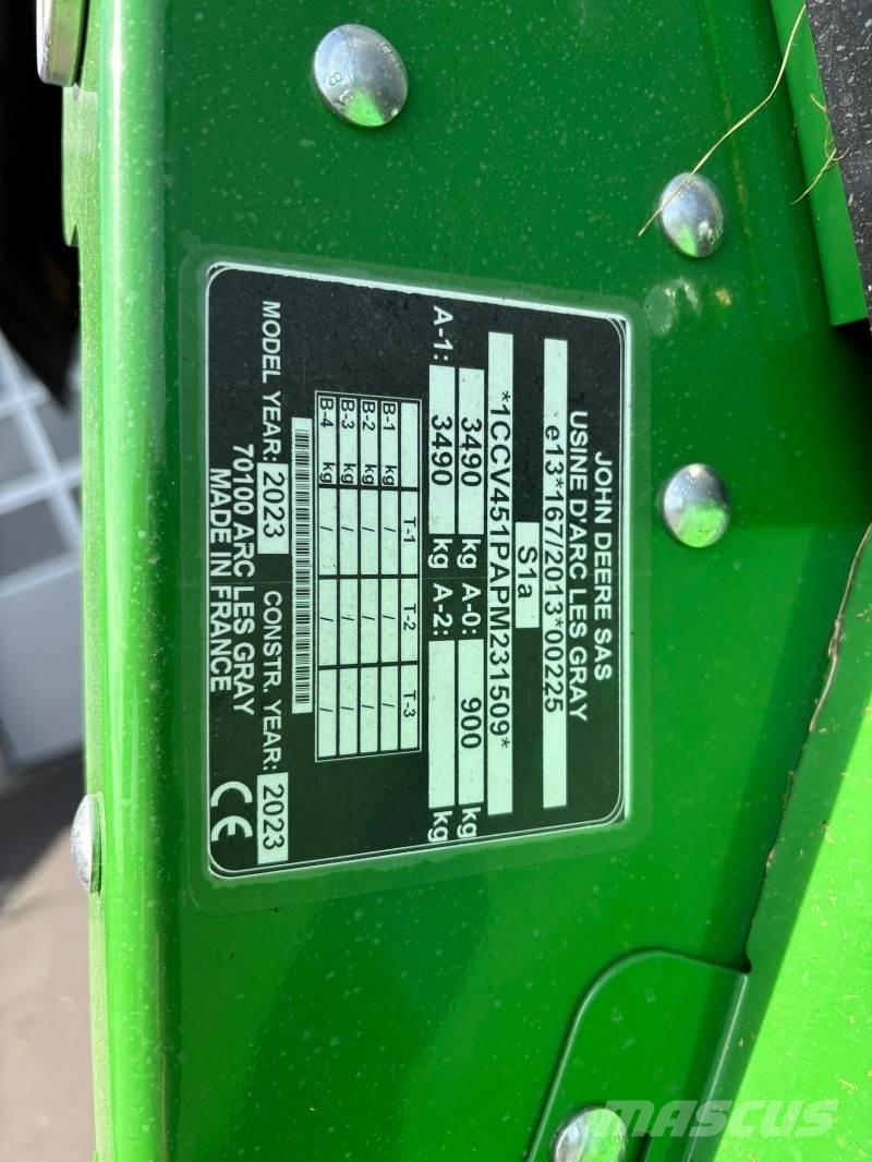 John Deere V451M Ronde-balenpersen