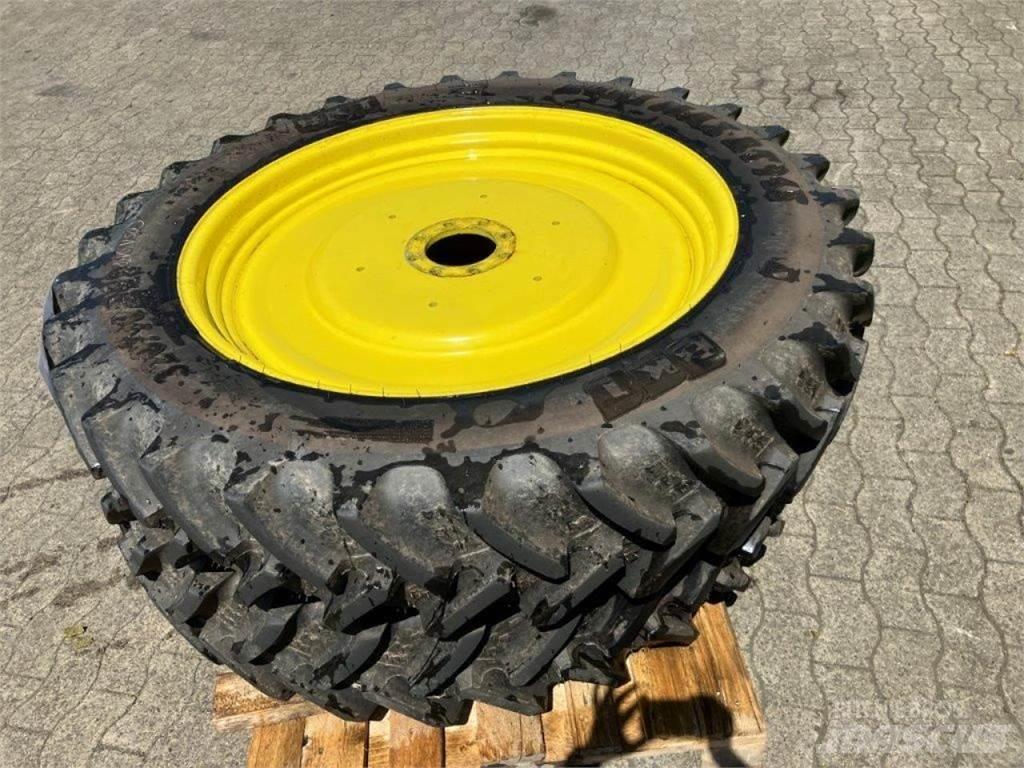 BKT 320/90R42 Banden, wielen en velgen