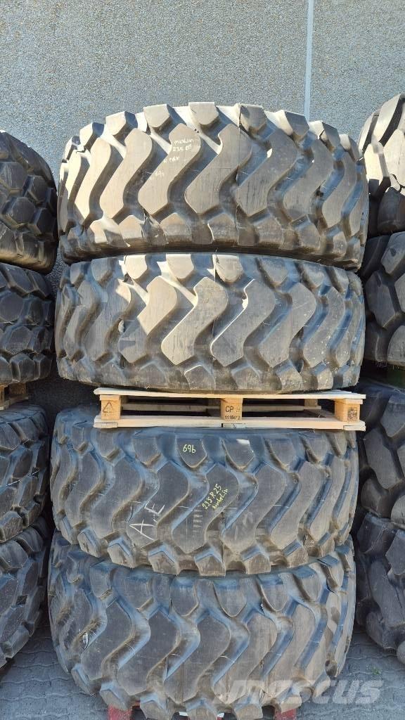 Michelin 23.5 R25 Banden, wielen en velgen