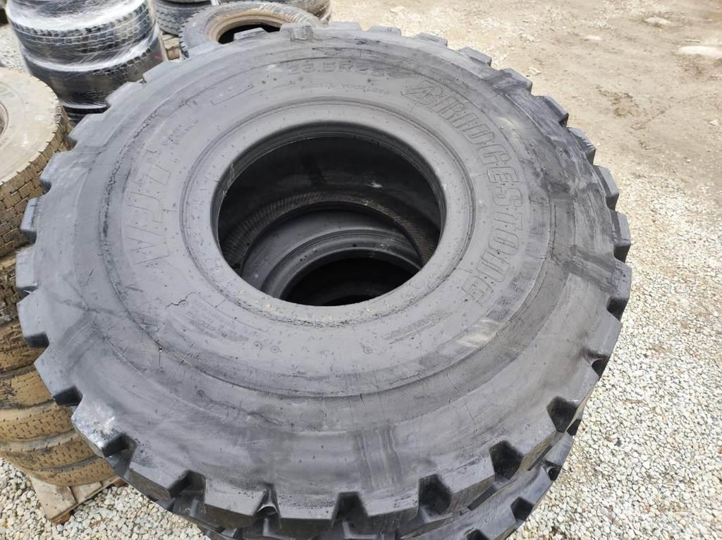  23.5 R25 tires Banden, wielen en velgen