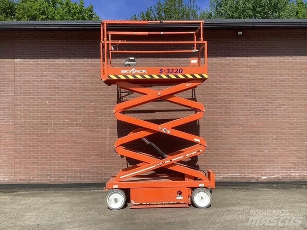 SkyJack SJIII3220 Schaarhoogwerkers