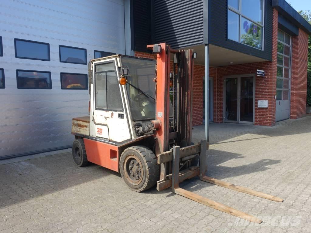 Nissan EGH02 A 30 U Diesel heftrucks