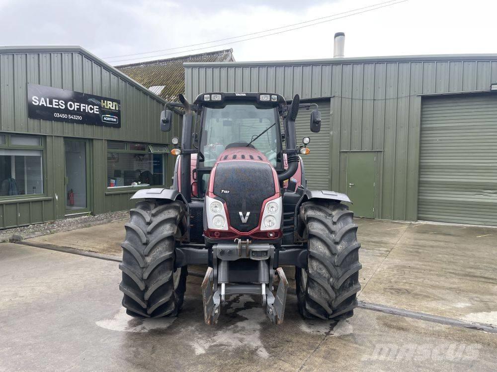 Valtra T 153 Tractoren