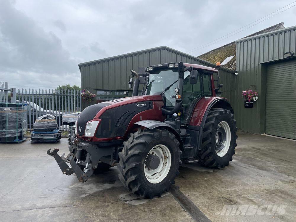 Valtra T 153 Tractoren