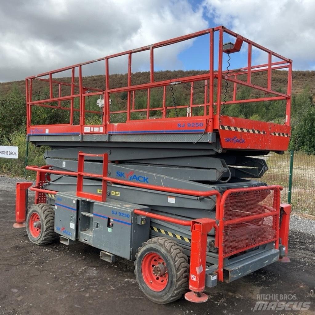 SkyJack SJ 9250 RT Schaarhoogwerkers