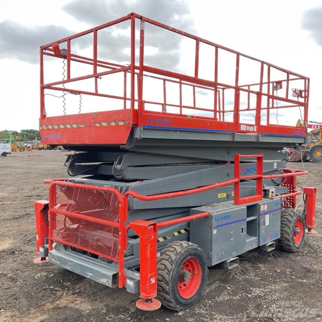 SkyJack SJ 9250 RT Schaarhoogwerkers