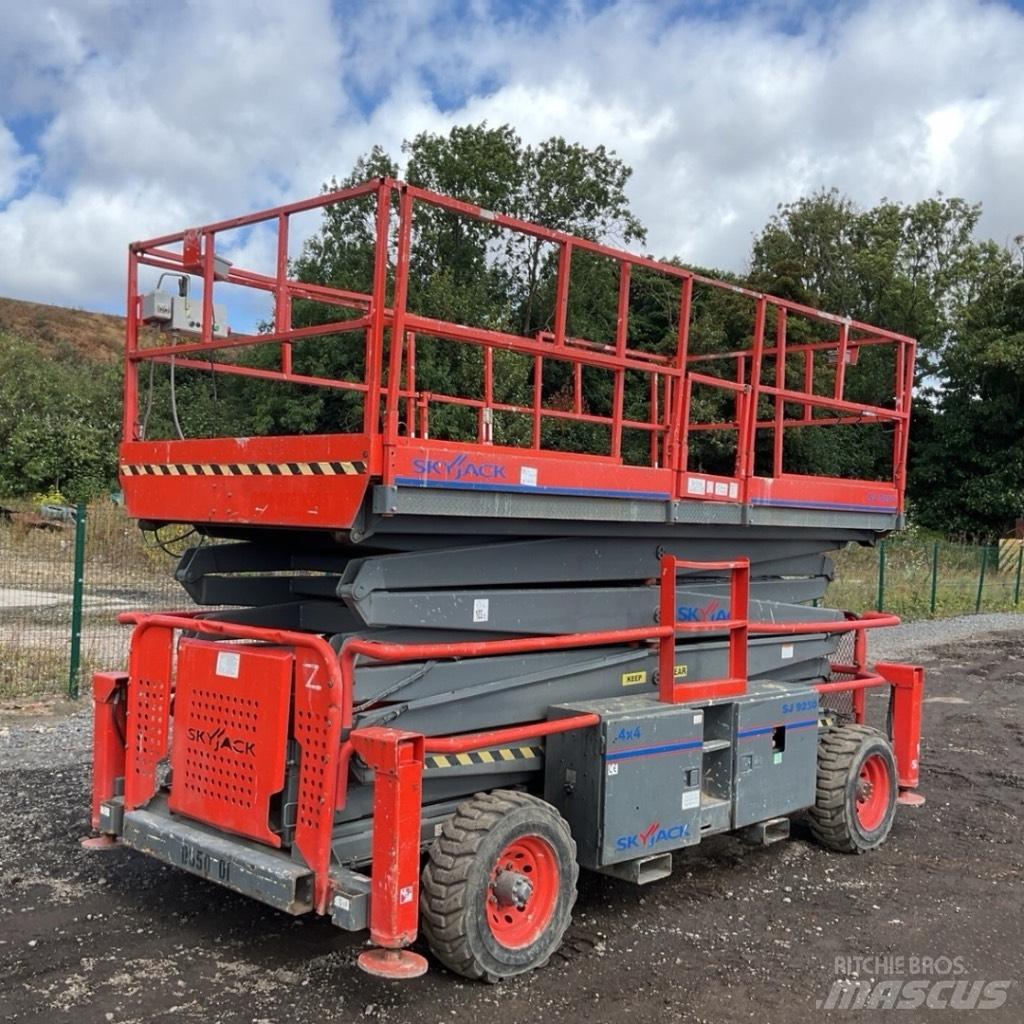 SkyJack SJ 9250 RT Schaarhoogwerkers