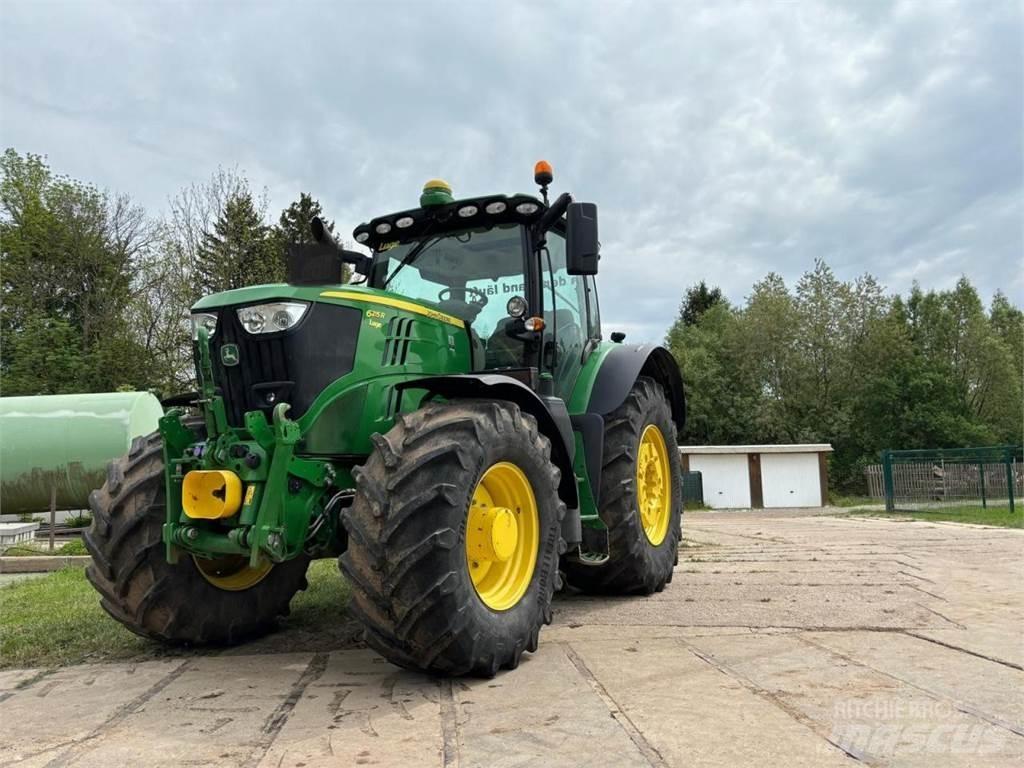 John Deere 6215 R Tractoren