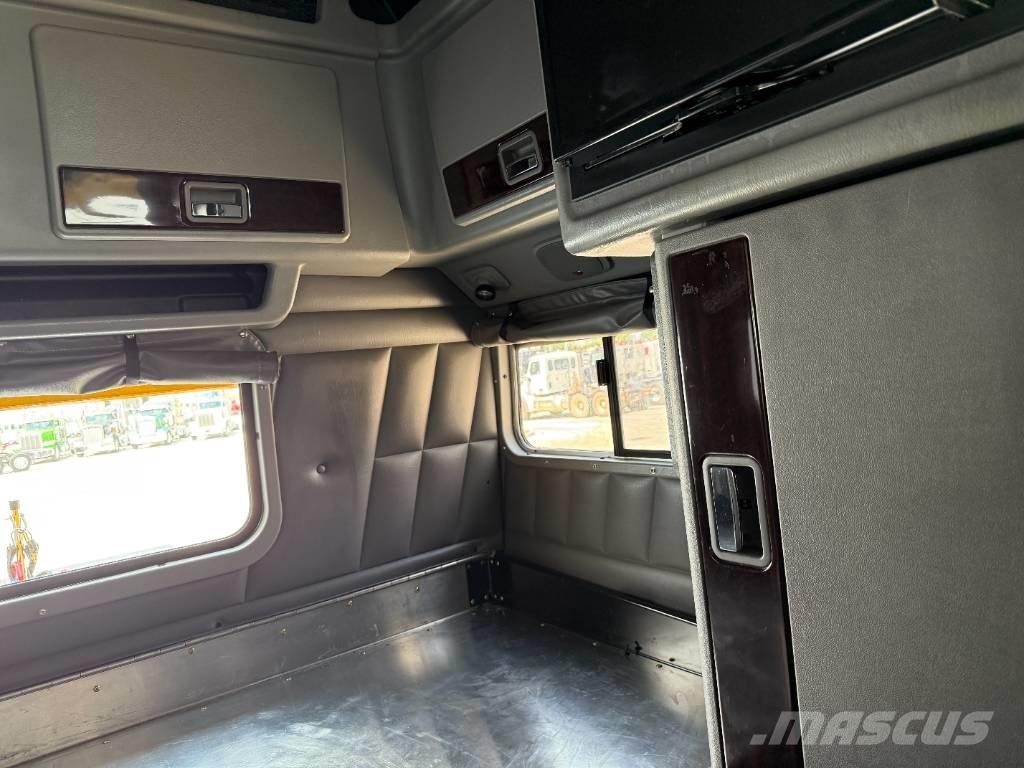 Peterbilt 389 Trekkers