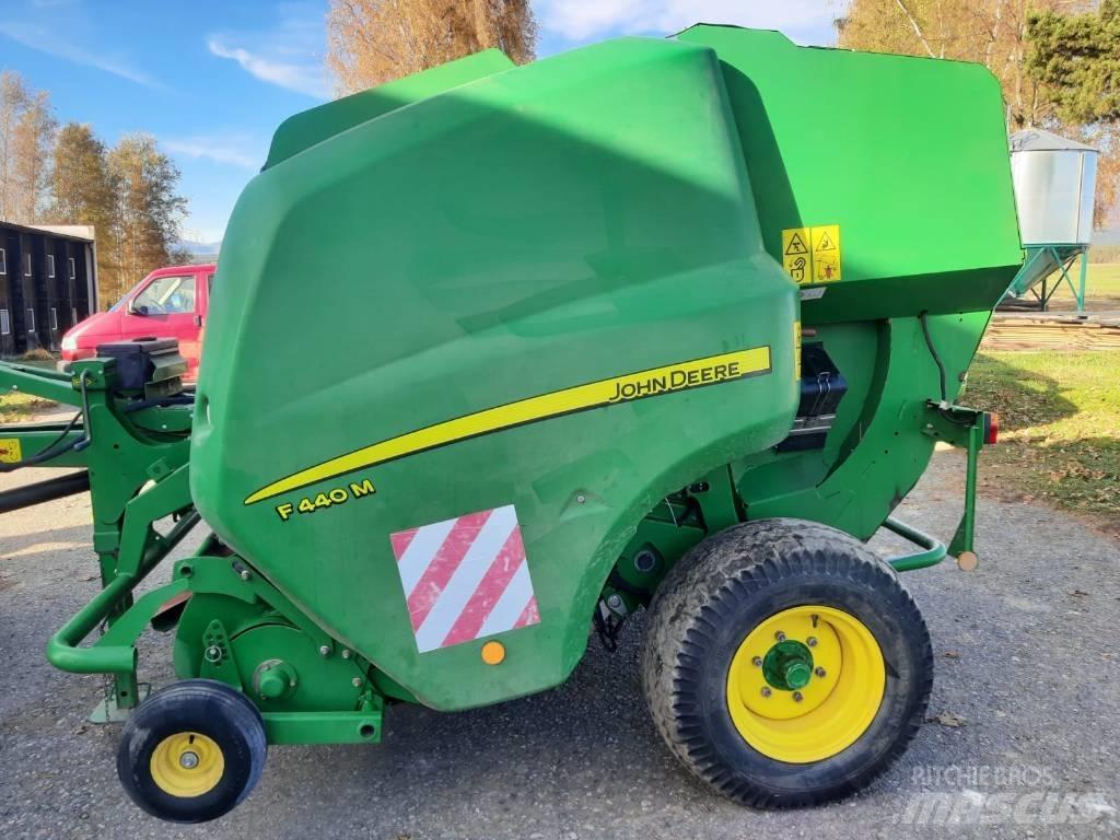John Deere F 440 M Ronde-balenpersen