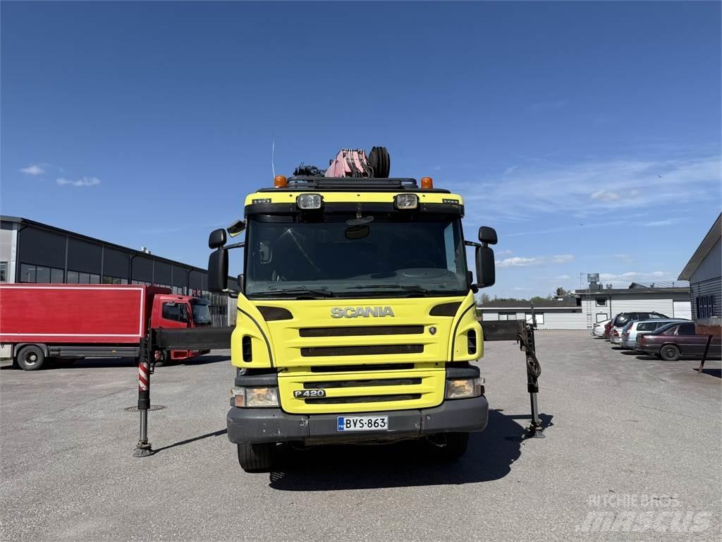 Scania P420 8X2 Vlakke laadvloer met kraan