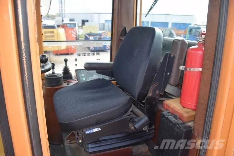 CASE 821B Wielladers