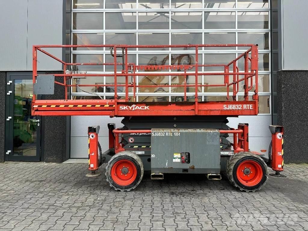 SkyJack SJ6832 RTE Schaarhoogwerkers